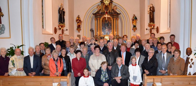 Die Jubelpaare in der Kirche Salching, zusammen mit Pfarrer Dr.Raphael Mabaka und Pfarrer i.R.Ludwig Bumes