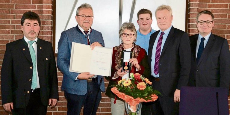 Gruppenfoto bei der Auszeichnung von Rosa Bauer