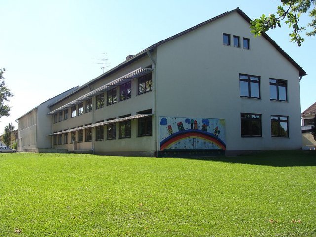 Außenansicht der Grund- und Mittelschule Leiblfing