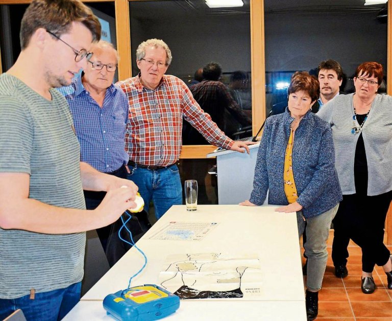 Thomas Hollermeier zeigte das Anbringen der Elektroden