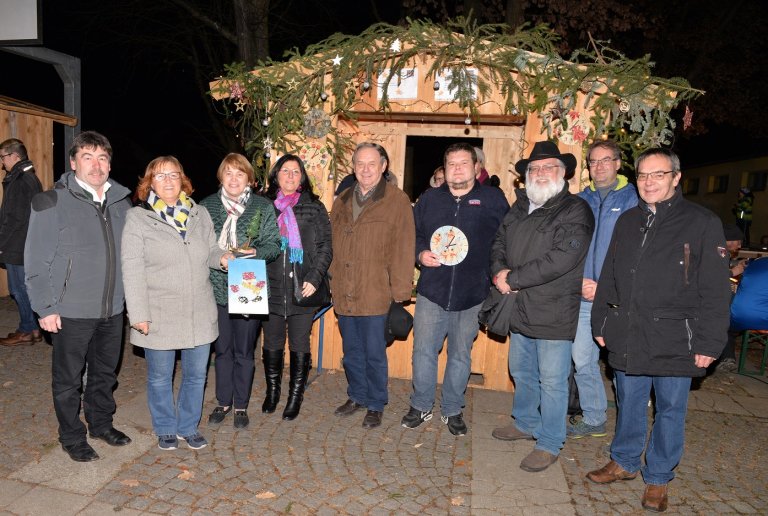 Alfons Neumeier, Marta Altweck-Glöbl, Barbara Unger, Dana-Maria Spanfellner, Wolfgang Frank und Tobias Kopfhammer vor dem geschmückten Marktstand