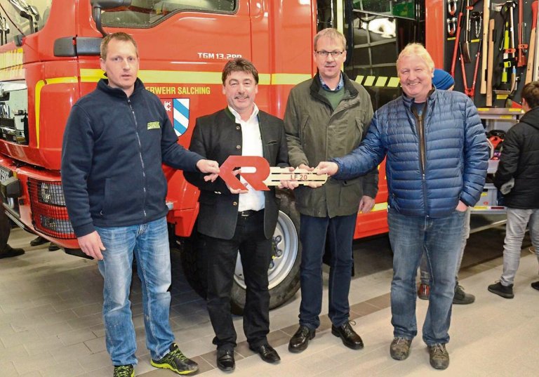 Gruppenfoto bei der symbolischen Schlüsselübergabe vor dem Löschfahrzeug