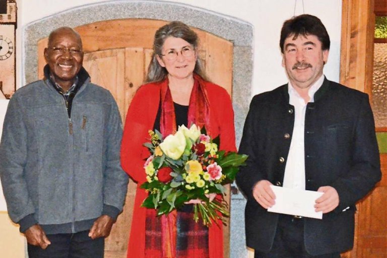 Pfarrer Dr. Raphael Mabaka und Alfons Neumeier gratulieren Birgit Kainz zur staatlichen Ehrung