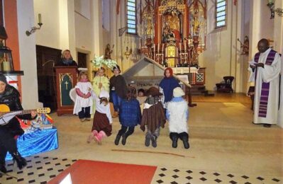 Kinder bei der Adventsfeier in der Kirche