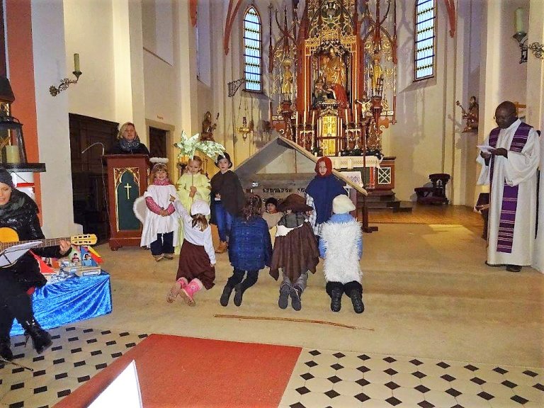 Kinder bei der Adventsfeier in der Kirche