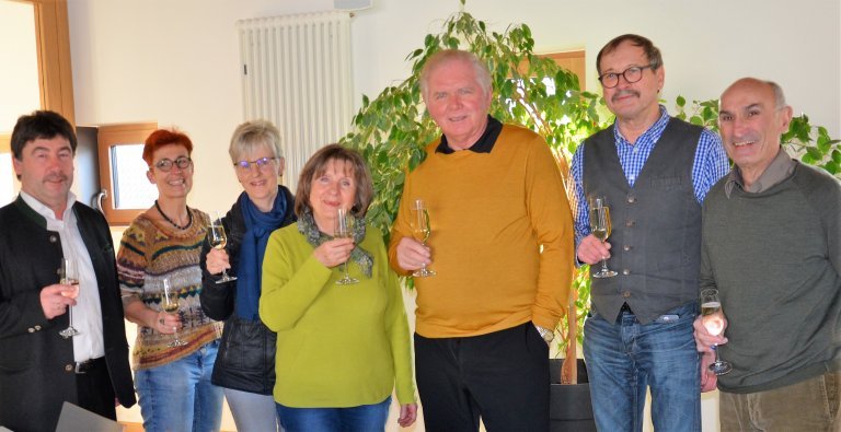 Bürgermeister Alfons Neumeier, Büchereileiterin Sabine Schlosser, Gertraud Hofmann, Hanni Stadler, Alfred Michel, Heinz Prediger und Franz Dengler