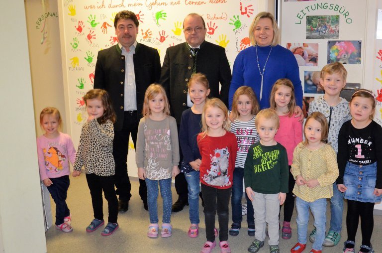 Bürgermeister Alfons Neumeier, Werksleiter Thomas Hanser, Kita-Leiterin Andrea Legerer und Kinder