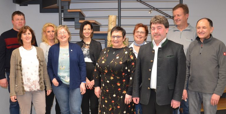 Bürgermeister Alfons Neumeier und die neue Vereinsführung des OGV mit Vorsitzender Angelika Denk und den Vorstandsmitgliedern