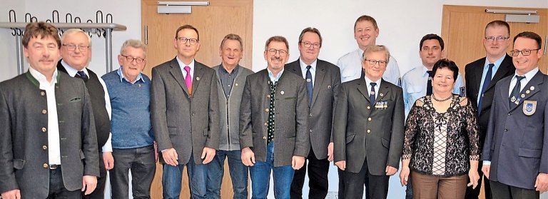 Gruppenfoto bei der Ernennung der acht Ehrenmitglieder