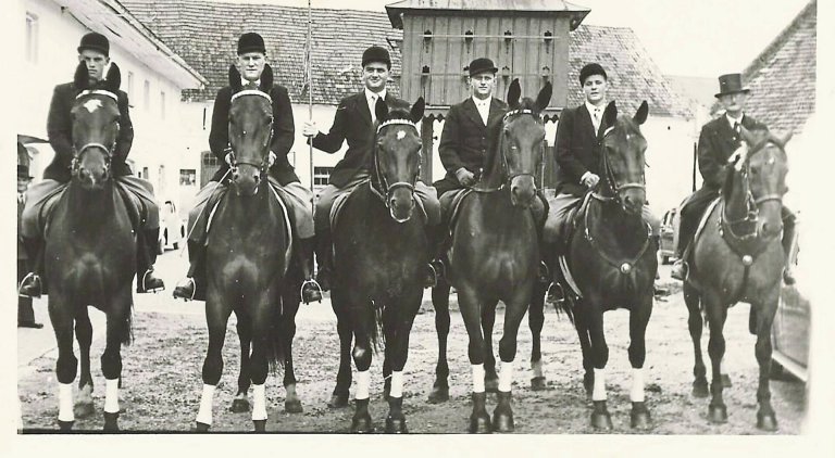 alte Aufnahme einer Reitergruppe von 1958