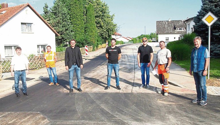 Salchings Bürgermeister Alfons Neumeier, H. Winter vom Landkreis Straubing-Bogen, Roland Schneider vom Ing.-Büro KEB Straubing, Wassermeister Thomas Pregler, WZV, Bauleiter Michael Santl und Polier Raith, Firma Strabag, sowie Wassermeister Wolfgang Fuchs, WZV