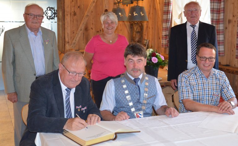 Gruppenfoto beim Eintrag ins Goldene Buch