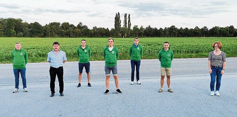 corona-konformes Gruppenfoto bei der Jahresversammlung des Burschenvereins