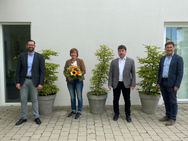 Stellvertretender Geschäftsstellenleiter Andreas Dorfner, die neue Leiterin der Kindertagesstätte St. Nikolaus Gabriele Ertl, Bürgermeister Alfons Neumeier und Geschäftsstellenleiter Günter Stephan