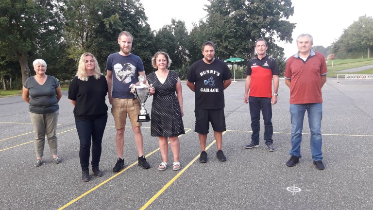 Gruppenfoto bei der Eisstock Dorfmeisterschaft 2020