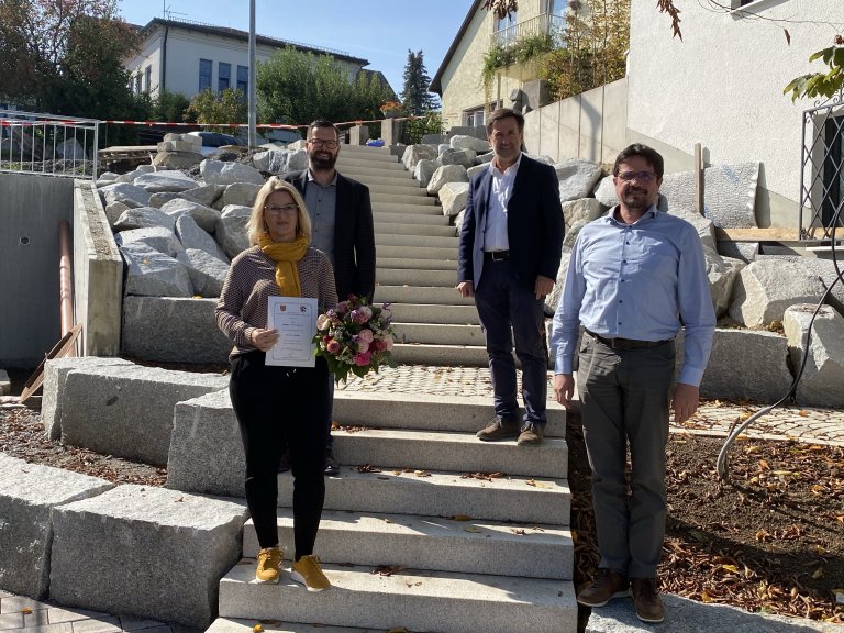 Verwaltungsangestellte Sabine Heininger, stellvertretender Geschäftsstellenleiter Andreas Dorfner, Geschäftsstellenleiter Günter Stephan und Gemeinschaftsvorsitzender Adalbert Hösl