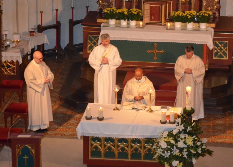 Pfarrer Dr. Raphael Mabaka und die Diakone Heribert Schambeck, Johannes Hofmann und Peter Nickel bei der Feier des Festgottesdienstes in der Pfarrkirche Oberpiebing