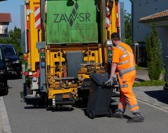 Mitarbeiter des ZAW mit Müllwagen und Mülltonne