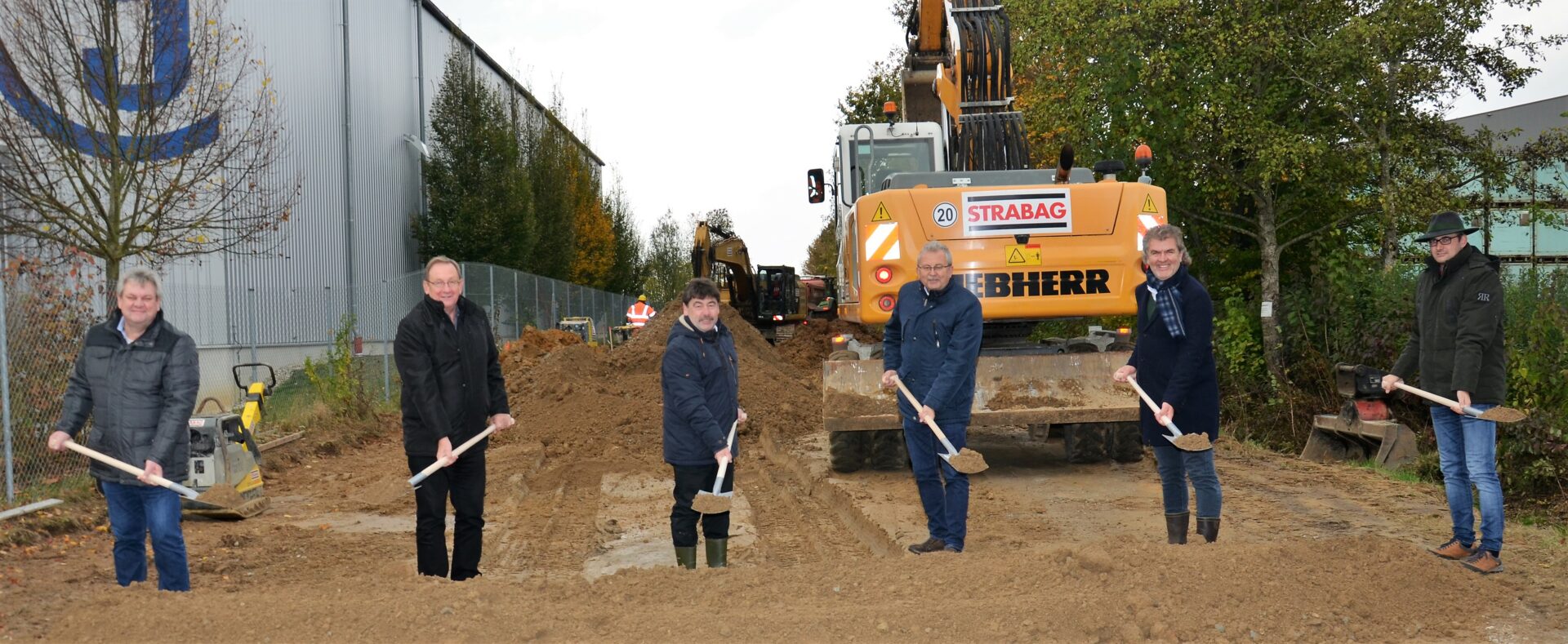 Gruppenfoto beim Spatenstich für die Erweiterung des Industriegebiets