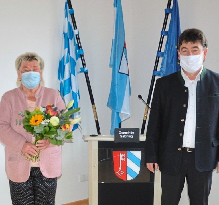 Alfons Neumeier und Maria Wittmann mit einem Blumenstrauß