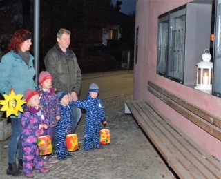 Robert und Cornelia Wittke mit ihren Kindern und ihren Laternen