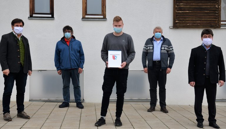 Gruppenfoto mit dem ersten Straßenwärter der Gemeinde