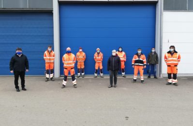 Die drei Bürgermeister der Gemeinde Salching, Alfons Neumeier, Petra Gießbaum und Roland Plendl mit den Mitarbeitern des Bauhofes Salching. Foto: Sabine Heininger