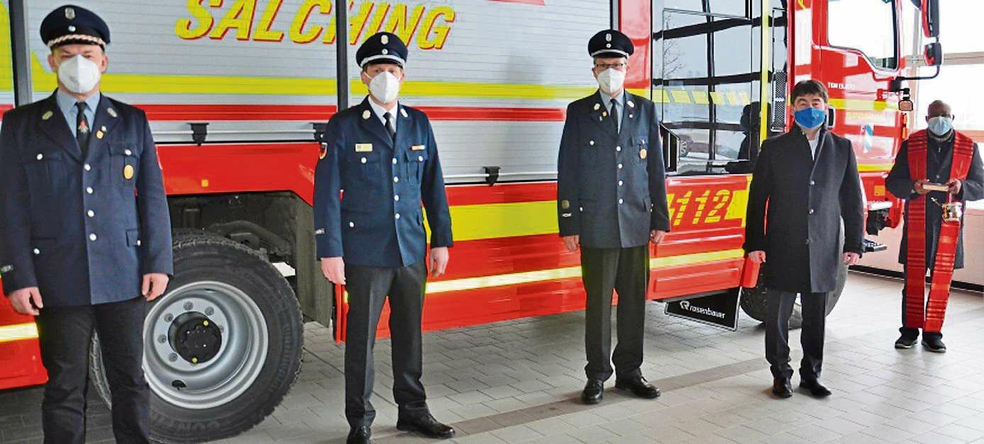 Fahrzeugsegnung (von rechts) mit Pfarrer Dr. Raphael Mabaka, Bürgermeister Alfons Neumeier, Feuerwehrkommandant Günter Mauerer, stellvertretendem Kommandanten und Kreisbrandmeister Thomas Abendhöfer und dem Vorsitzenden der FFW Salching, Martin Scherm. Foto: Josef Bierl/Straubinger Tagblatt