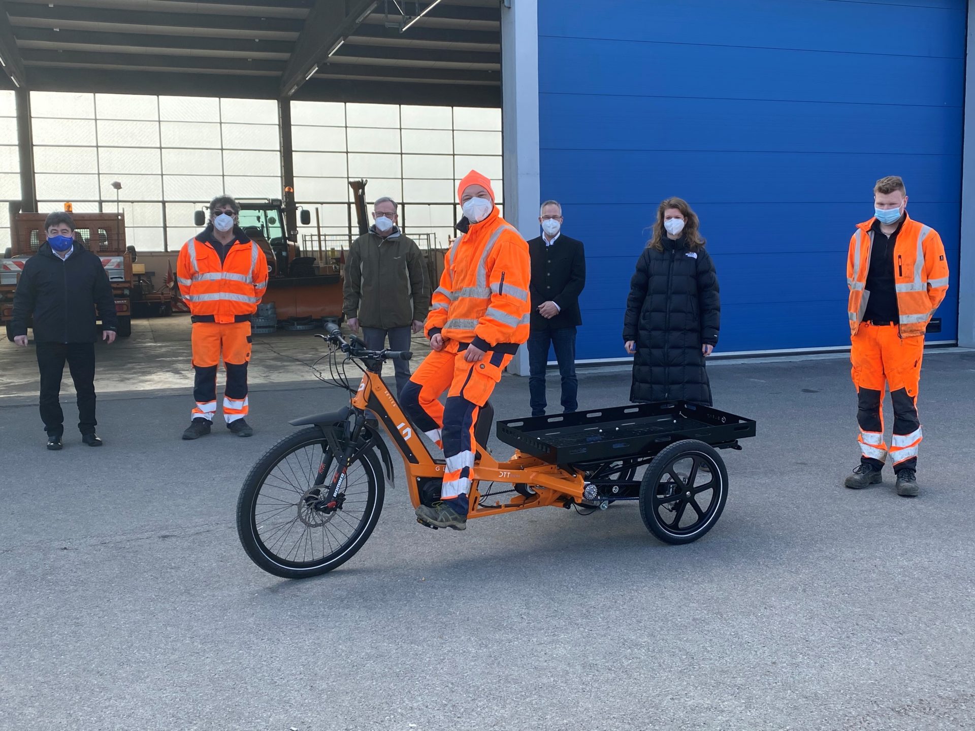 von links Bürgermeister Alfons Neumeier, Bauhofleiter Hermann Gierl, Inklusionsberater Matthias Theele, Verkaufsberater BayWa Karlheinz Besenreiter, Business Develop Managerin Gleam-Bike Eva-Maria Weidenthaler, stellv. Bauhofleiter Luis Dittmann und der Bauhofmitarbeiter Nico Heimerl auf dem neuen Lastenrad.