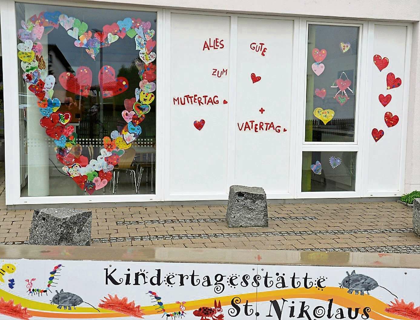 Das Fenster der Kita Sankt Nikolaus in Oberpiebing mit den Herzen der Kinder, die sie für die Eltern gebastelt haben. Foto: Josef Bierl/Straubinger Tagblatt