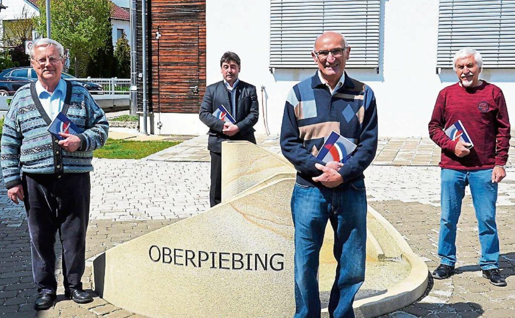 Bürgermeister Alfons Neumeier (hinten) sowie die Autoren (vonlinks)Gerhard Schormann, Franz Dengler und Augustin Huber Foto: Josef Bierl/Straubinger Tagblatt