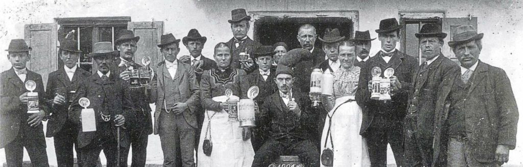 Die Riedlinger Gesellschaft von 1901 vor dem Schneil-Wirtshaus