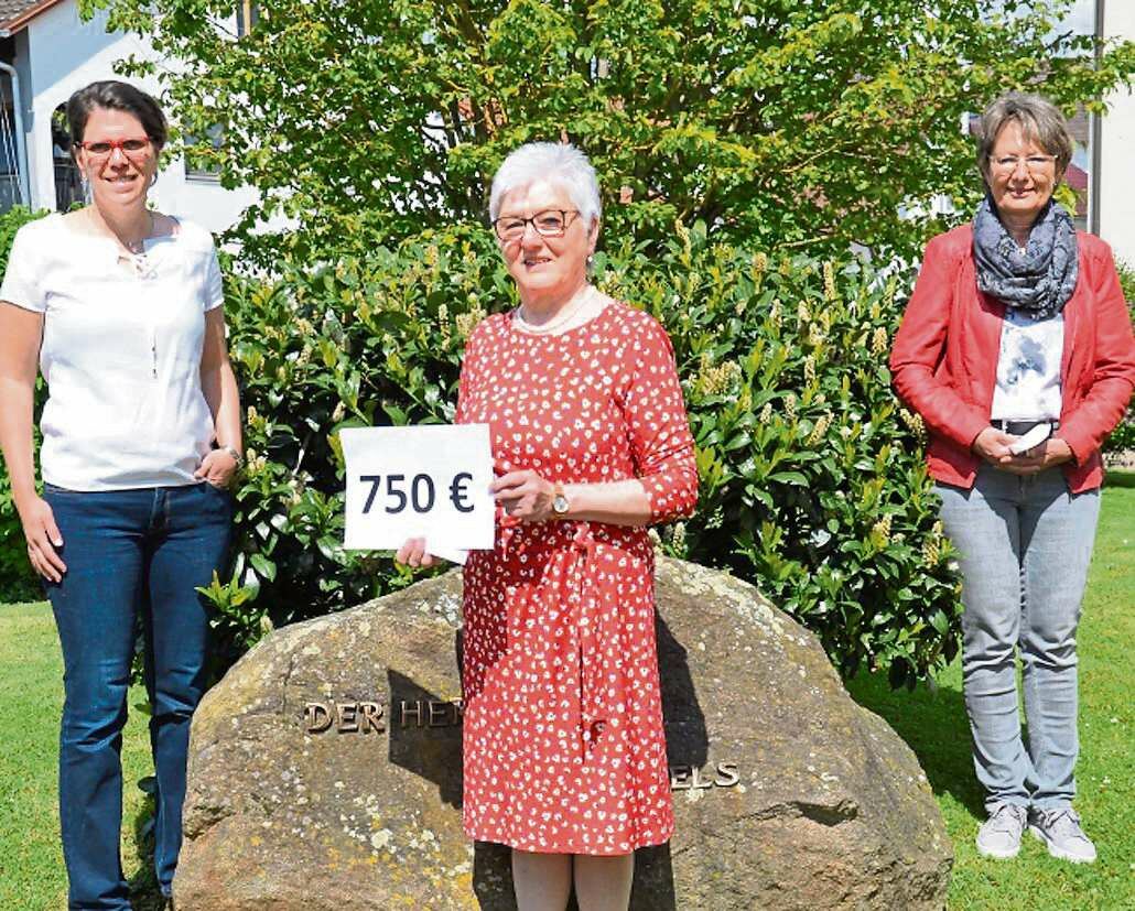 Monika Wenninger (Mitte) bei der Entgegennahme der Spende mit Ortsbäuerin Maria Bayerl (rechts) und Stellvertreterin Dr. Claudia Schütz. Foto: Josef Bierl/Straubinger Tagblatt