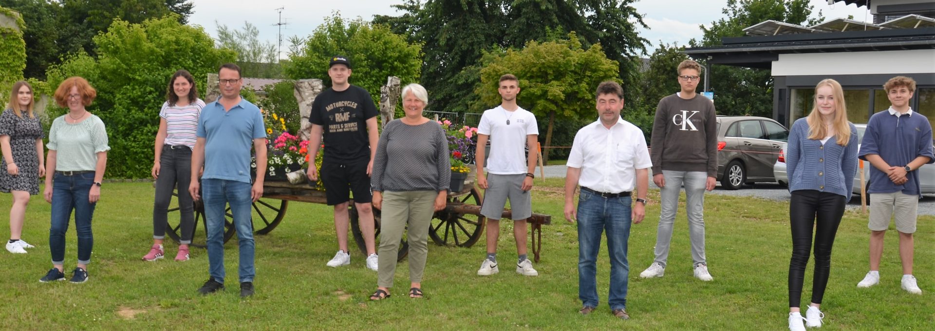 Die neue Vereinsführung mit 1.Bürgermeister Alfons Neumeier (Vierter v.r.), 2.Bürgermeisterin Petra Grießbaum (Sechste v.r.), 3.Bürgermeister Roland Plendl (Achter v.r.), Jugendbeauftragte Gertraud Zollner (Zweite v.l.) und 1.Vorsitzender Seline Urban (links). Foto: Josef Bierl