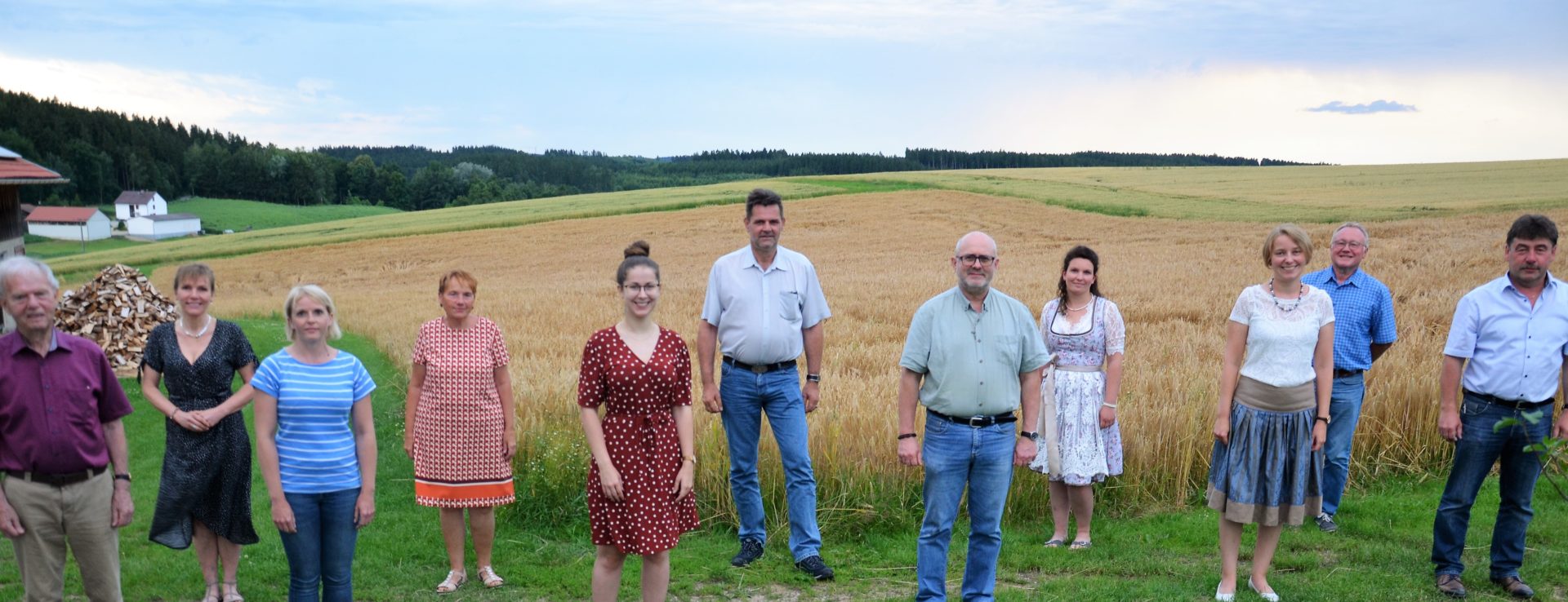 Bürgermeister Alfons Neumeier, Organisationsleiterin Christine Haidn und ihr Stellvertreter Heribert Schambeck (vorne von rechts) und weitere Vorstandsmitglieder sowie einige der Geehrten. Foto: Josef Bierl