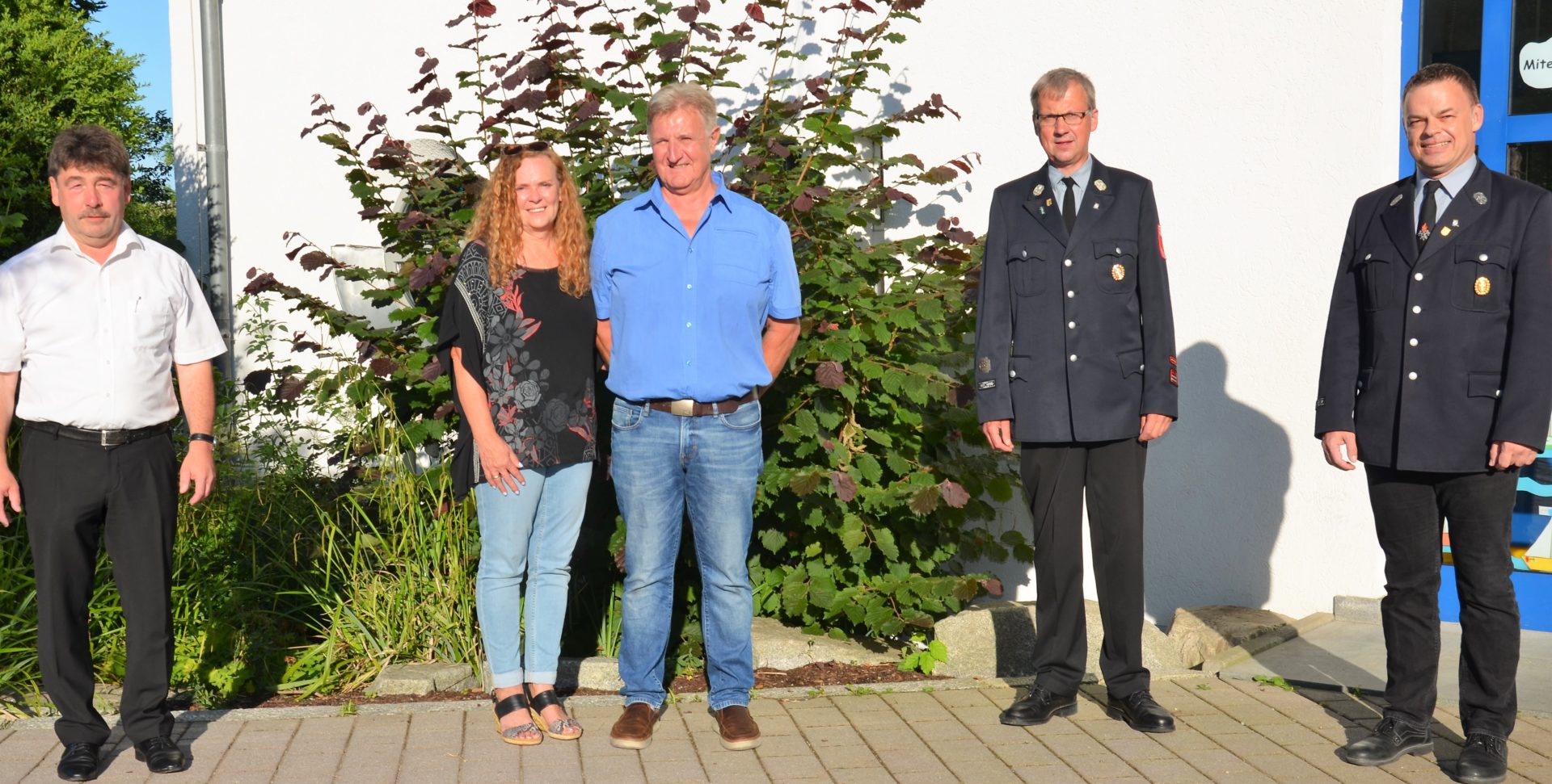 Bürgermeister Alfons Neumeier, Bettina und Xaver Sturm, Kommandant Günter Mauerer und Vorsitzender Martin Scherm (von links) Foto: Josef Bierl