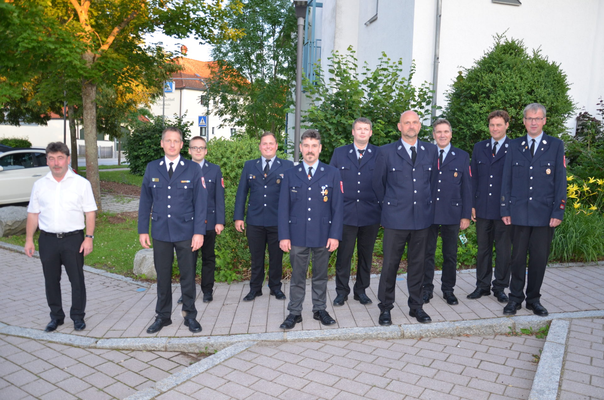 Bürgermeister Alfons Neumeier, Kommandant Thomas Abendhöfer, Stellvertreter Markus Adam, Vorsitzender Robert Schießl und Stellvertreter Günter Mauerer (vorne, von links) sowie weitere Führungskräfte Foto: Josef Bierl