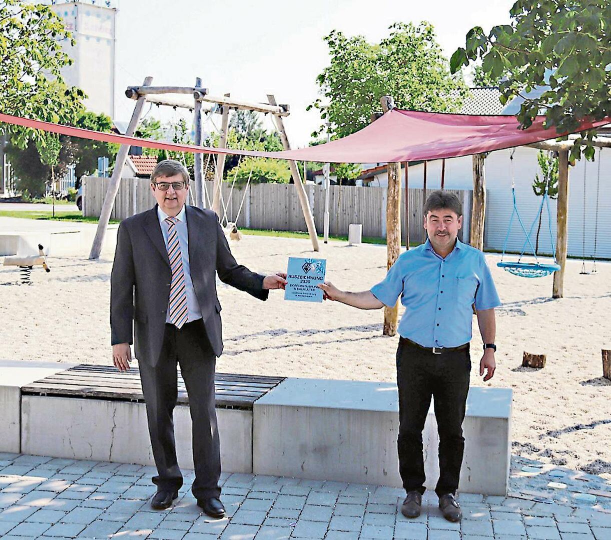 Plakettenübergabe: Hans-Peter Schmucker (links), Leiter des Amtes für Ländliche Entwicklung Niederbayern, übergab die Auszeichnung an Bürgermeister Alfons Neumeier. Foto: Karin Stelzl/Straubinger Tagblatt