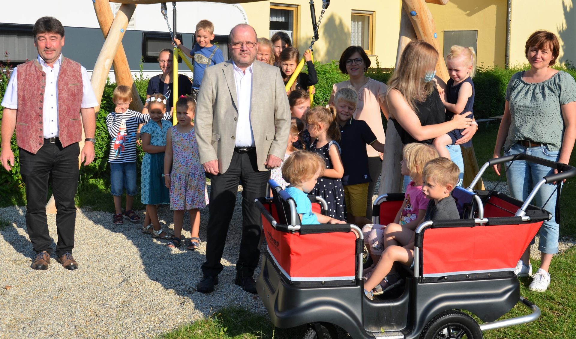 Bürgermeister Alfons Neumeier(links), Produktionsleiter Thomas Hanser (Mitte) und Kita-Leiterin Gabriele Ertl (rechts) betrachten den Krippen-Wagen. Foto: Josef Bierl