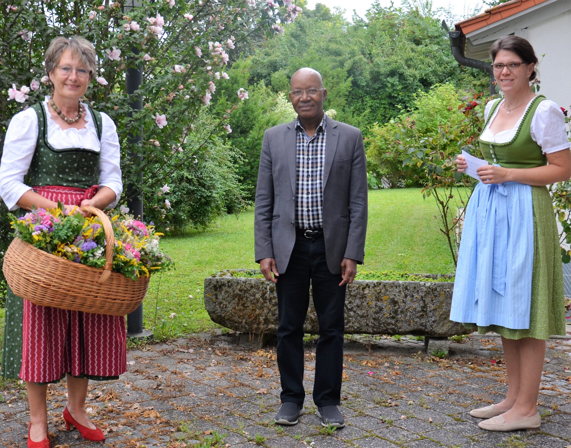 Pfarrer Dr.Raphael Mabaka mit Ortsbäuerin Maria Bayerl (links) und Vertreterin Dr.Claudia Schütz Foto: Josef Bierl