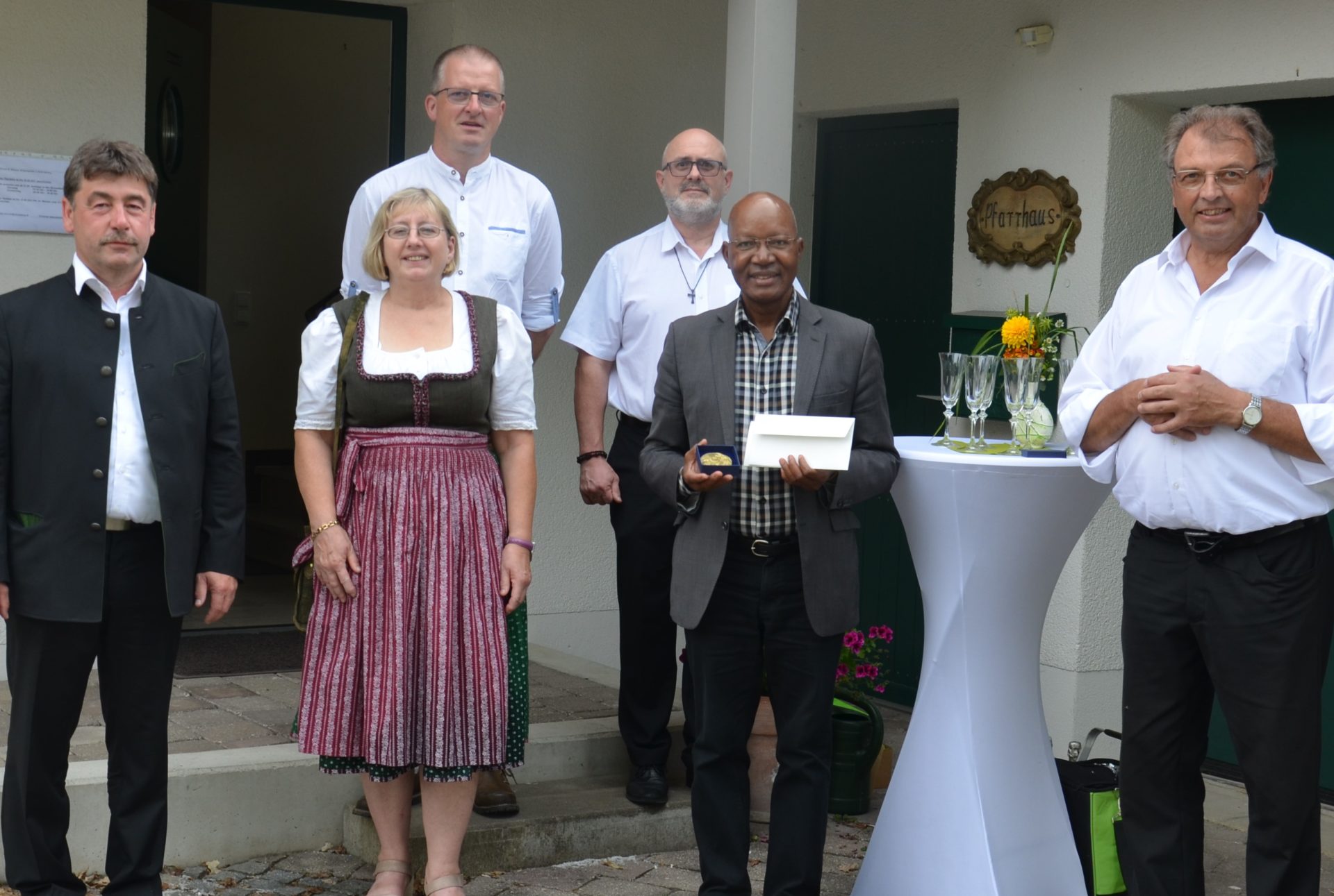 Ehrung für Pfarrer Dr.R.Mabaka (2.v.re.), mit (von links) Bürgermeister Alfons Neumeier, PGR-Sprecherin Dagmar Genau, Kirchenpfleger Thomas Wenninger, Diakon Heribert Schambeck und Dekan Josef Ofenbeck Foto: Josef Bierl