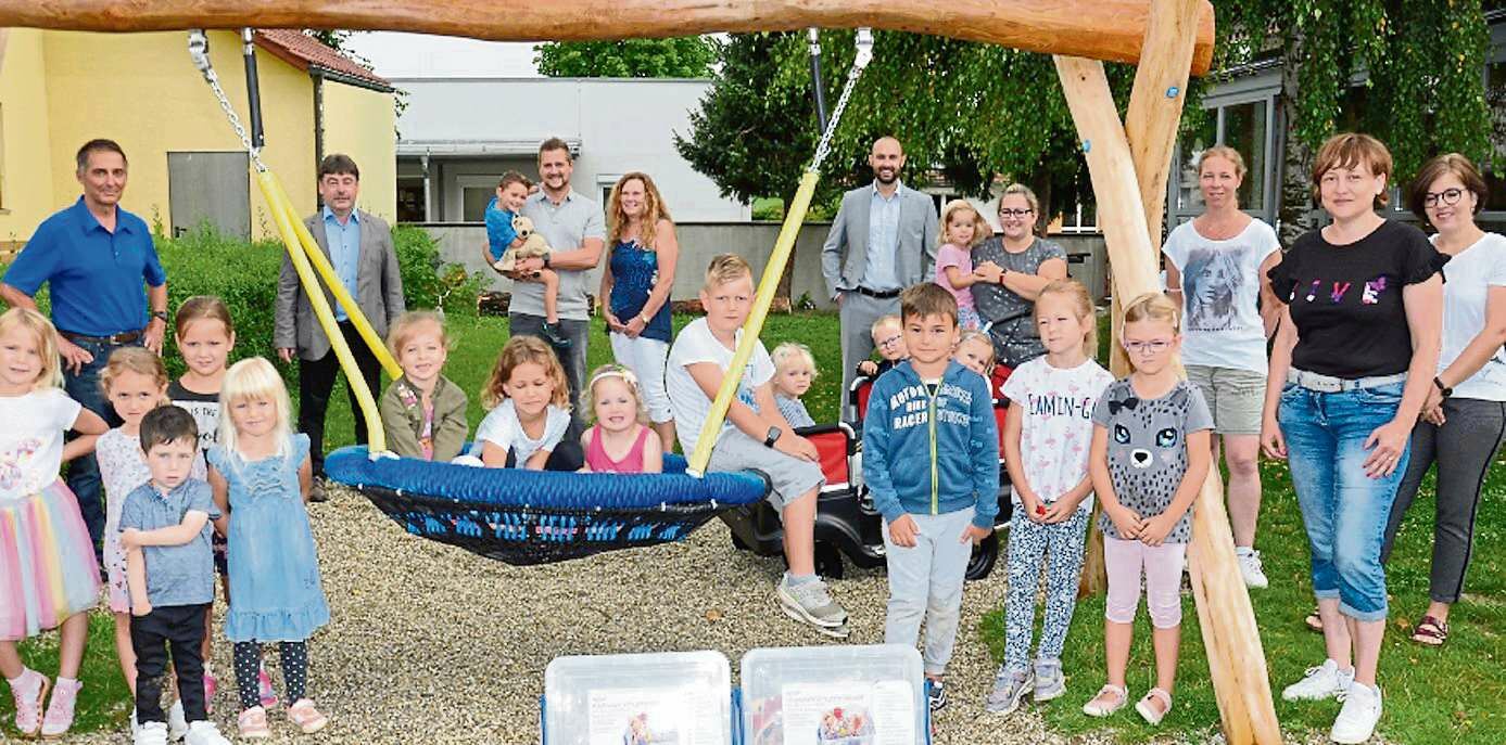 Geschäftsführer Thomas Mayr, Bürgermeister Alfons Neumeier, Xaver Sturm jun. und Bettina Sturm, Sebastian Bauer, Sturm Holding (von links) und Kita-Leiterin Gabriele Ertl (Zweite von rechts) mit der Vogelnestschaukel. Foto: Josef Bierl/Straubinger Tagblatt