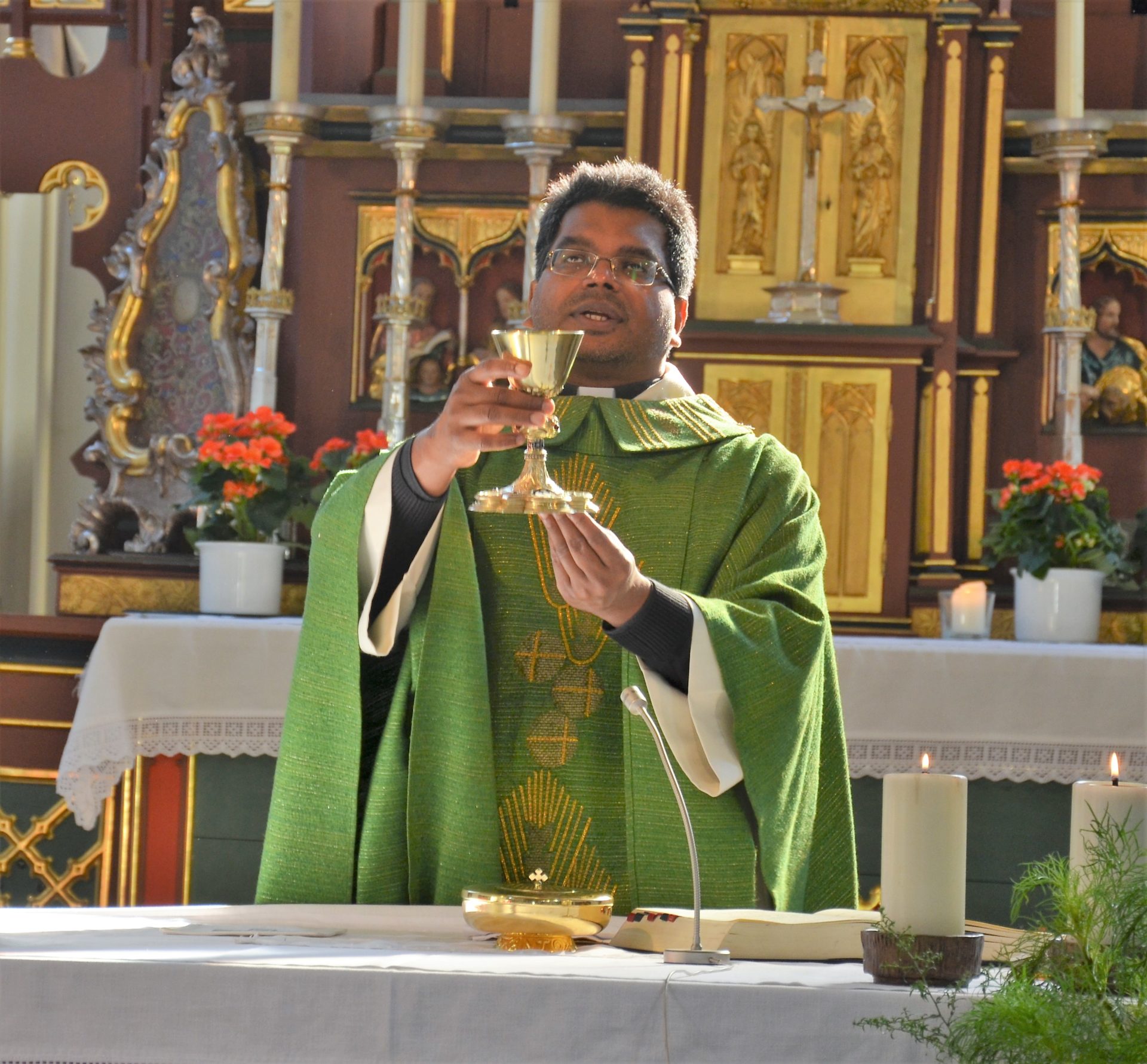 Pfarrvikar Dr.Joseph Kanamkudam bei der Liturgie in der Pfarrkirche Oberpiebing (Foto: Josef Bierl)