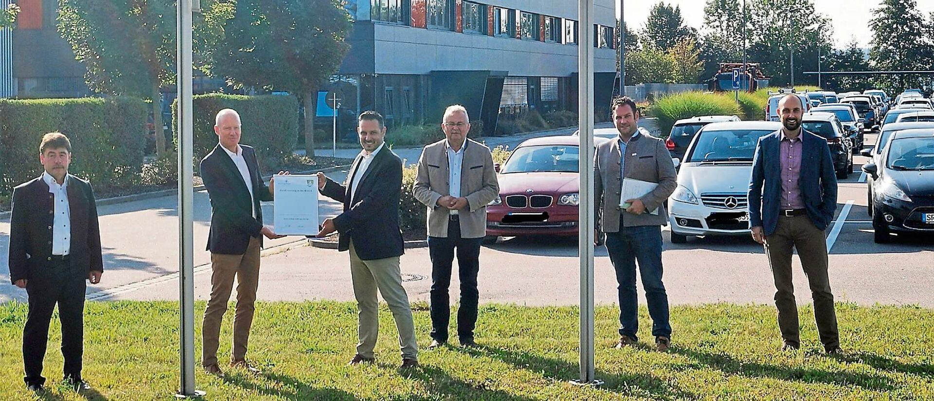 Alfons Neumeier (Bürgermeister von Salching), Peter Prinz (Geschäftsführer der Sturm Holding), Maximilian Heger (CFO der Sturm Holding), Landrat Josef Laumer, Martin Köck (Wirtschaftsförderer) und Sebastian Bauer (Leiter Finanzen der Sturm Holding) Foto: Tobias Welck/Straubinger Tagblatt