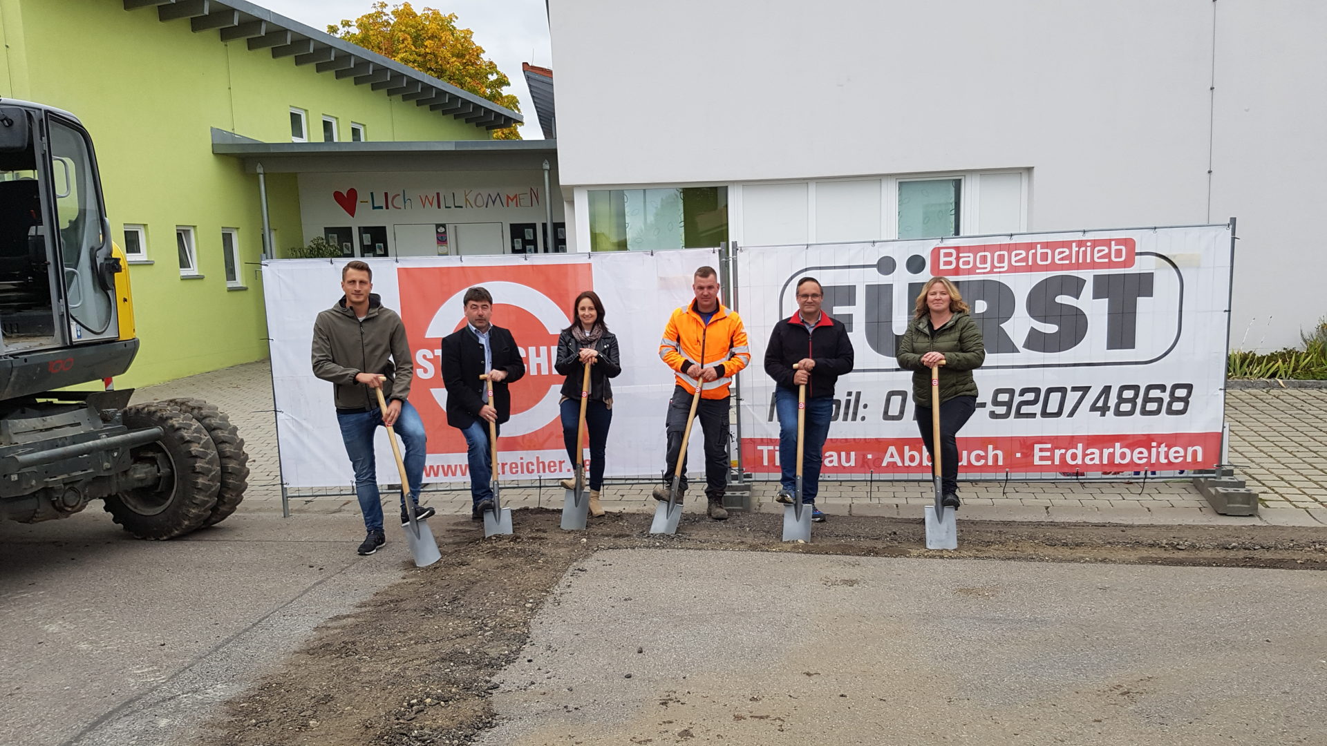 Bürgermeister Alfons Neumeier (2.v.l.), mit Bauamtsleiterin Ramona Trinker (3.v.l), Bauleiterin der Firma Streicher Martina Burmberger (r.) Thomas Muckenschnabel (ESB)(l.) und Vertretern der Firma Fürst.