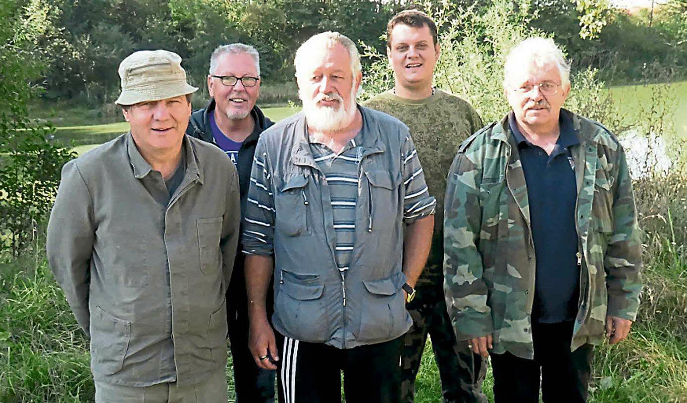 Der bei der Versammlung gekürte Fischerkönig Peter Höcherl (Mitte) mit weiteren Mitgliedern des Vereins Foto: Straubinger Tagblatt