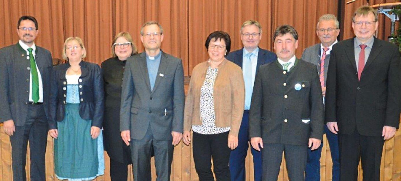 Pfarrer Heinrich Weber (Vierter von links) mit den Rednern (von links): Bürgermeister Adalbert Hösl, Dagmar Genau (PGR), Pfarrerin Erna Meiser, Christa Sax (PGR), MdL Josef Zellmeier, Bürgermeister Alfons Neumeier, Landrat Josef Laumer und Manfred Sagstetter (PGR) Foto: Josef Bierl/Straubinger Tagblatt