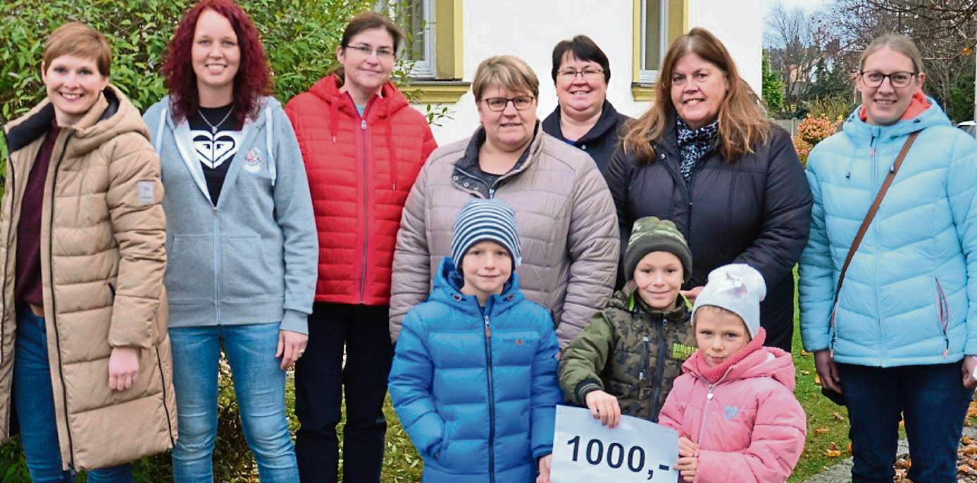 Linda Nowak vom Bunten Kreis (2. von rechts), mit (von links): Anette Hausladen, Cornelia Wittke, Elvira Wiesinger, Marion Christoph, Maria Bumes und Bettina Meilinger vom Basarteam. Foto: Josef Bierl/Straubinger Tagblatt