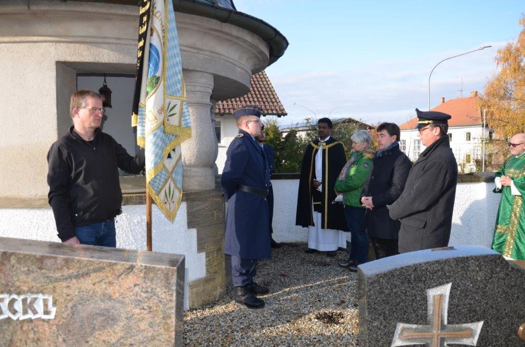 Kranzniederlegung in Oberpiebing, mit KSK-Vorsitzendem Roland Plendl, Bürgermeister Alfons Neumeier, 2.Bürgermeisterin Petra Grießbaum, Vikar Kanamkudam und dahinter Diakon Schambeck. Foto: Josef Bierl/Straubinger Tagblatt