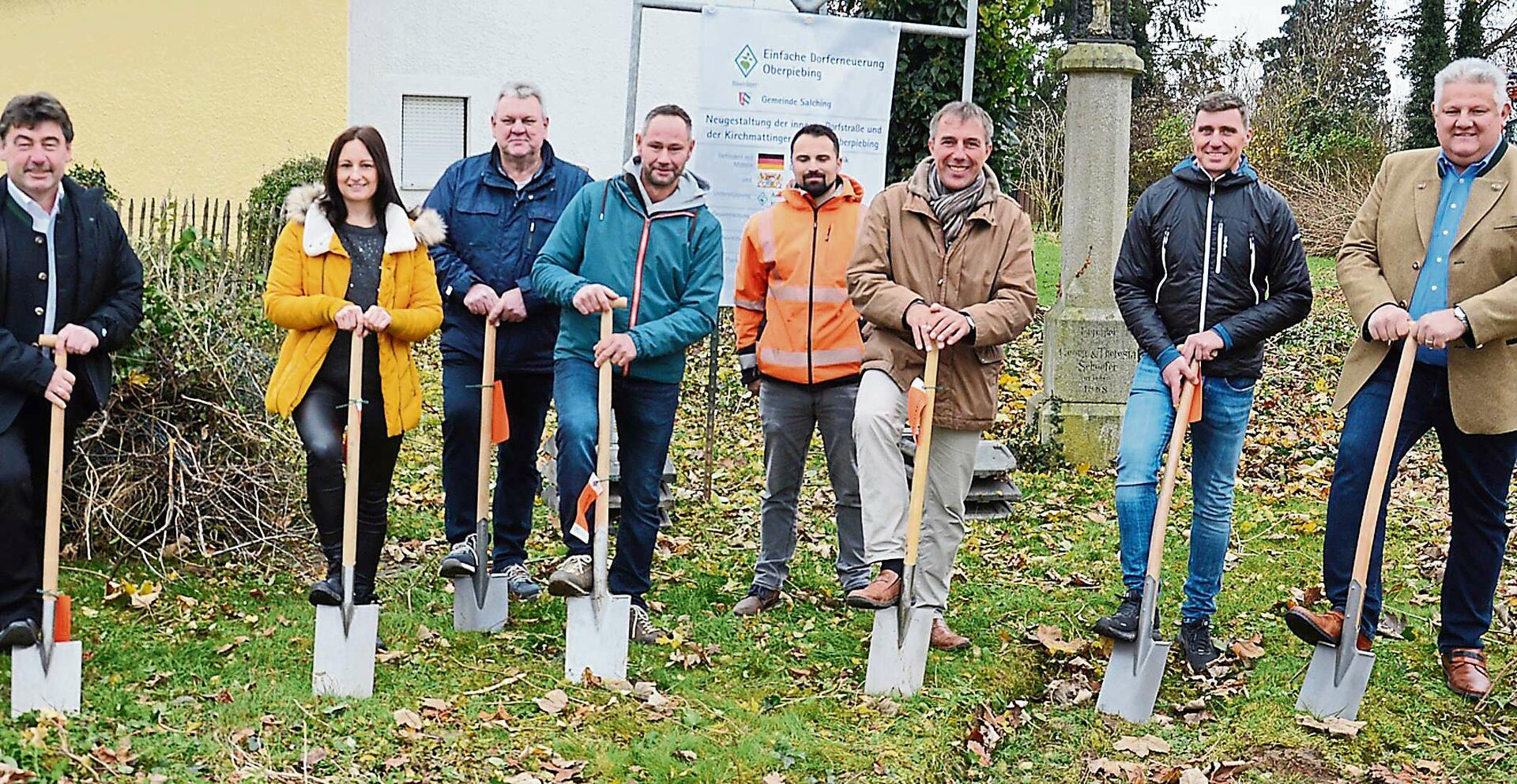 Bürgermeister Alfons Neumeier, Ramona Trinker (Bauamt), Thomas Rott (Verwaltung), Christoph Dankesreiter (Ing.-Büro), Manuel Kopp (H&T), Hans Nicklas (Architekturbüro), Jürgen Raith (Ing.-Büro) und Thomas Schöffel (ALE) (von links) Foto: Josef Bierl/Straubinger Tagblatt